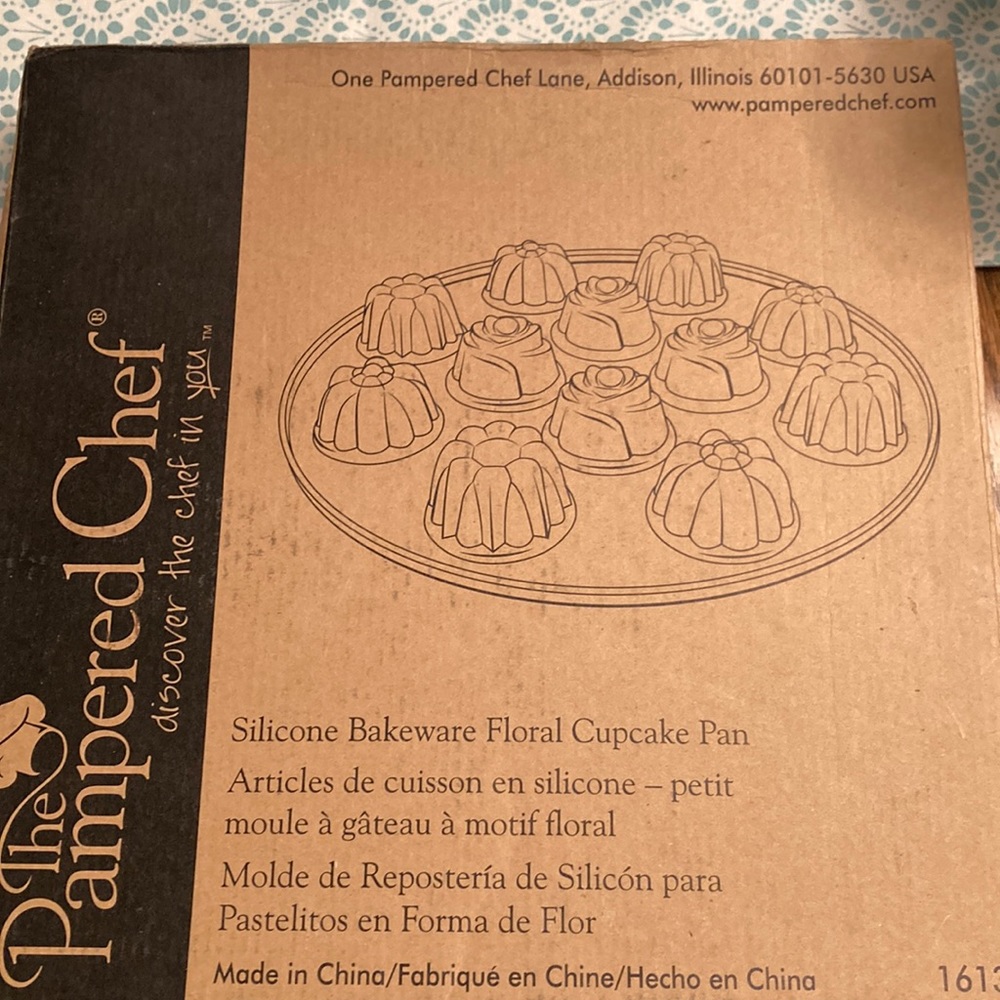 Pampered Chef silicone bakeware floral cupcake pan
